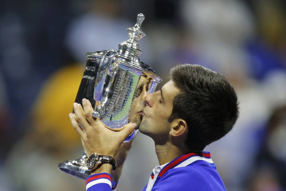 Novak Djokovic bacia la coppa degli Us Open dopo aver appena sconfitto, in finale, Roger Federer col punteggio di 6-4 5-7 6-4 6-4 (Action Images)